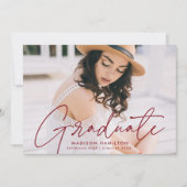 Moderner Graduate Burgundy Script Foto Abschluss Ankündigung (Vorderseite)