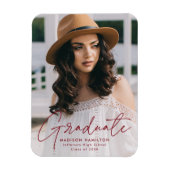 Moderner Graduate Burgundy Script Foto Abschluss Magnet (Vertikal)