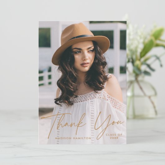 Moderner Graduate Gold Script Foto Abschluss Dankeskarte (Stehend Vorderseite)