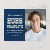 Moderner Graduate Navy Gray Foto Abschluss 2023 Einladungspostkarte (Vorderseite)