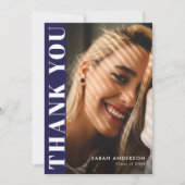 Moderner Graduate Navy White Foto Abschluss Dankeskarte (Vorderseite)