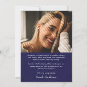 Moderner Graduate Navy White Foto Abschluss Dankeskarte (Rückseite)