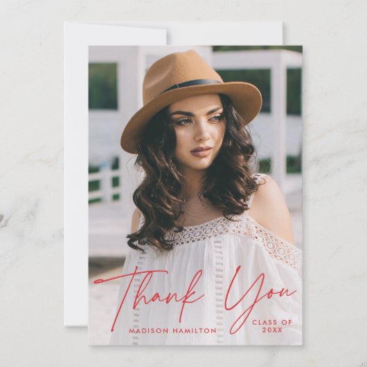 Moderner Graduate Red Script Foto Abschluss Dankeskarte (Vorderseite)