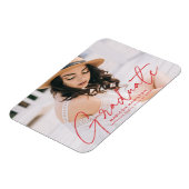 Moderner Graduate Red Script Foto Abschluss Magnet (Linke Seite)