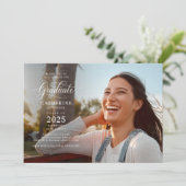 Moderner Graduate Script Foto Abschluss Einladung (Stehend Vorderseite)