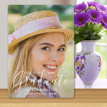 Moderner Graduate Simple Custom Foto Abschluss Fotoplatte<br><div class="desc">Die Einführung unserer atemberaubenden und eleganten Abschluss-Plakette, die perfekte Erinnerung an diesen besonderen Augenblick der Erreichung eines Meilensteins in der Wissenschaft. Diese moderne und stilvolle Plaque ist einfach, aber elegant und eignet sich perfekt für alle Zimmer. Diese Plakette ist aus hochwertigen Materialien gefertigt und kann Ihr Seniorenbild, Ihre Hochschule, Uni...</div>