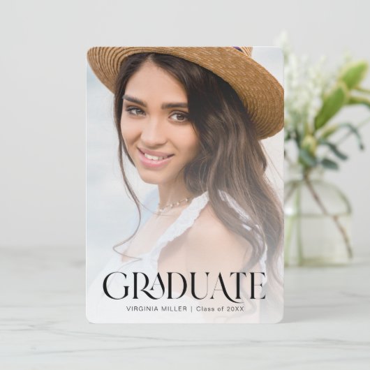 Moderner Graduate Typografy Abschluss Ankündigung (Stehend Vorderseite)