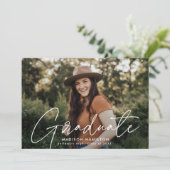 Moderner Graduate White Script Foto Abschluss Ankündigung (Stehend Vorderseite)