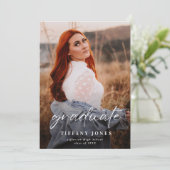 Moderner Graduate White Script Foto Abschluss Ankündigung (Stehend Vorderseite)