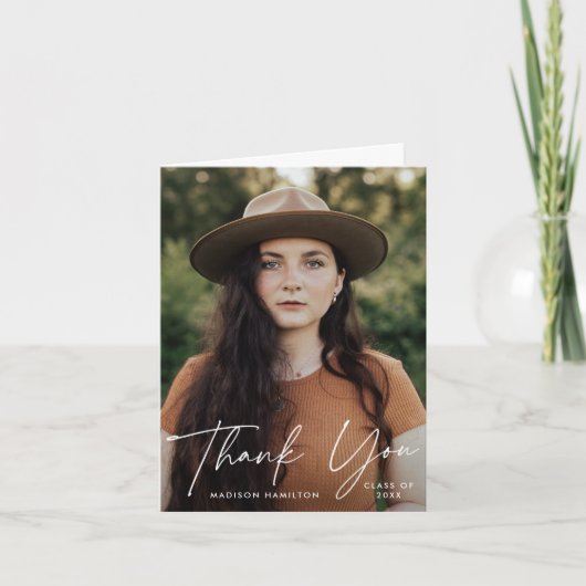 Moderner Graduate White Script Foto Abschluss Dankeskarte (Vorderseite)