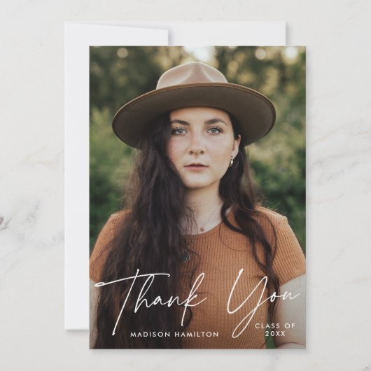 Moderner Graduate White Script Foto Abschluss Dankeskarte (Vorderseite)