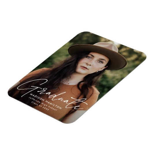 Moderner Graduate White Script Foto Abschluss Magnet (Linke Seite)