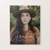 Moderner Graduate White Script Foto Abschluss Puzzle (Vertikal)