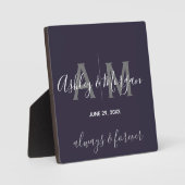 Moderner grauer und blauer Monogramm-Hochzeitssake Fotoplatte (Vorderseite)
