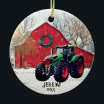 Moderner Green Traktor "Christmas 20XX" Keramik Ornament<br><div class="desc">Der Lieblings-grüne Traktor eines Bauern wird vor einer alten roten Scheune im Schnee geparkt.</div>