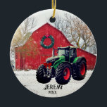 Moderner Green Traktor "Christmas 20XX" Keramik Ornament<br><div class="desc">Der Lieblings-grüne Traktor eines Bauern wird vor einer alten roten Scheune im Schnee geparkt.</div>