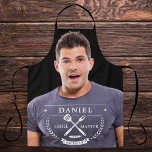 Moderner Grillmeister Name Instagram Foto Männer Schürze<br><div class="desc">Erleben Sie sein Grillspiel mit der modernen Grillmeister Personalisiert Men's Schürze! Diese Schürze mit elegantem, zeitgenössischem Design ist mit seinem Namen und Foto für eine persönliche Touch angepasst. Er ist mit einem robusten, hochwertigen Stoff ausgestattet und gleichzeitig stilvoll und praktisch. Er bietet eine volle Abdeckung zum Schutz vor Verschütten und...</div>