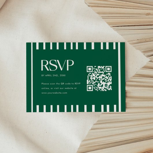 Moderner grüner gestreifter QR-Code zur Abschlussf RSVP Karte