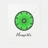 Moderner Grüner Mandala Namaste Fleecedecke (Vorderseite)