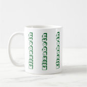 Moderner grüner vertikaler Name Personalisiert Kaffeetasse (Links)