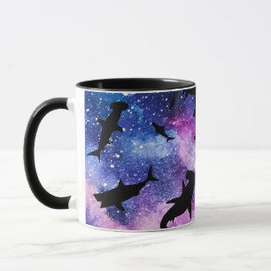 Moderner Hai-Kiefer unter der Meergalaxie Tasse