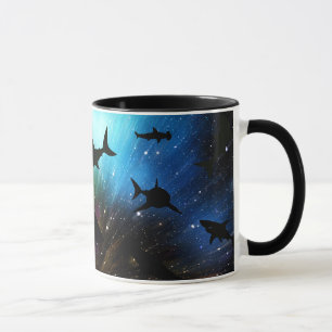 Moderner Hai-Kiefer unter der Meergalaxie Tasse