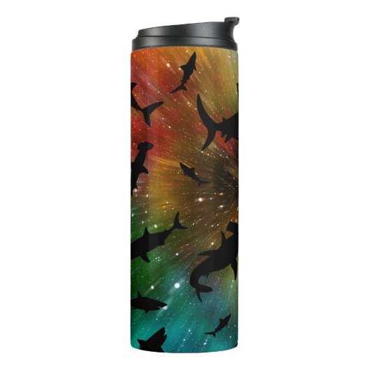 Moderner Hai-Kiefer unter der Meergalaxie Thermosbecher (Nach links gedreht)