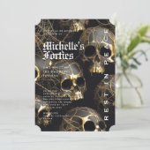 Moderner Halloween 50. Geburtstag Black Gold Skull Einladung (Stehend Vorderseite)