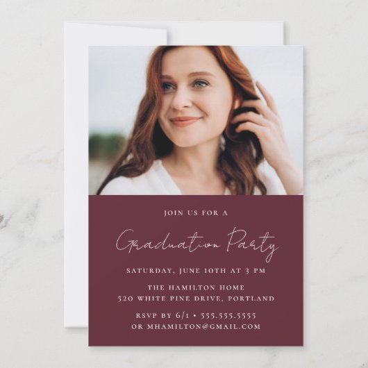 Moderner handgeschriebener Maroon Script Foto Absc Einladung (Rückseite)