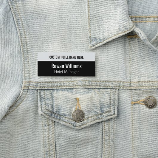 Moderner Hotelmitarbeiter Namensschild (Beispiel)