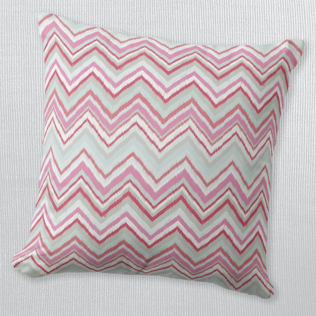Moderner Ikat Zickzack Strip Abstrakt Pink Green Kissen (Modern pink and mint green abstract geometric Ikat chevron zigzag stripe pattern throw pillow)