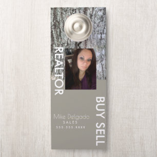 Moderner Immobilienverwalter Home-Verkäufer-Makler Türanhänger