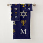 Moderner jüdischer Star von David Menorah Monogram Badhandtuch Set<br><div class="desc">Modernes, mit Monogramm jüdisches Badehandtuchhandtuch-Set, das den Imitaten Gold und Silber STAR OF DAVID und MENORAH in einem Fliesenmuster vor einem dunkelblauen Hintergrund zeigt. In der rechten unteren Ecke befindet sich ein KUNDENBEWEGLICHES MONOGRAMM, sodass Sie Ihren eigenen Initial hinzufügen können. Ideal für Hanukkah und andere jüdische Wohngestaltungen. Wählen Sie aus...</div>