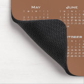 Moderner Kalender braun minimalistisch Mousepad (Ecke)