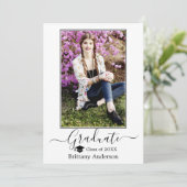 Moderner Kalligraphie Grad Cap Foto Abschluss Ankündigung (Stehend Vorderseite)