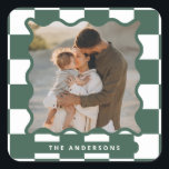 Moderner Karo mit glattem Rand - minimales Foto We Quadratischer Aufkleber<br><div class="desc">Moderne minimale grafische Karo Muster grün scharfen Rand Foto Weihnachtsfeier bevorzugen Aufkleber. Kühne auf Trend-Design. Teil einer Ferienkollektion.</div>