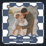 Moderner Karo mit glattem Rand - minimales Foto We Quadratischer Aufkleber<br><div class="desc">Moderne minimale grafische Karo Muster marineblau Rand Foto Weihnachtsfeiertag bevorzugt Aufkleber. Kühne auf Trend-Design. Teil einer Ferienkollektion.</div>