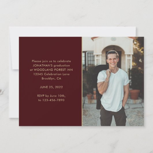 Moderner klassischer Burgundy Gold Foto Abschluss Einladung (Rückseite)