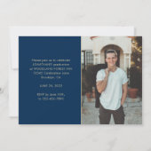 Moderner klassischer Navy Blue Gold Foto Abschluss Einladung (Rückseite)