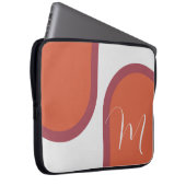 Moderner Korallenmagenta Rosa Arch mit Monogramm Laptopschutzhülle (Vorne Rechts)