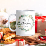 Moderner Kranz und Skript | Frohe Weihnachten Kaffeetasse<br><div class="desc">Diese schlichte und stilvolle Tasse bietet einen atemberaubenden Aquarellkranz mit grünen und Imitaten goldenen Blätter und roten Heiligenbeeren,  sowie eine schwarz-moderne Schrift-Typografie,  die auf weißem Hintergrund "Frohe Weihnachten" sagt.</div>