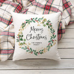 Moderner Kranz und Skript | Frohe Weihnachten Kissen<br><div class="desc">Dieses schlichte und stilvolle Kissen bietet einen atemberaubenden Aquarellkranz mit grünen und Imitaten,  goldenen Blätter und roten Heiligenbeeren,  sowie eine schwarz-moderne Schriftzeichen-Typografie,  die auf weißem Hintergrund "Frohe Weihnachten" sagt.</div>