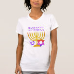 Moderner kundenspezifischer HANUKKAH T - Shirt<br><div class="desc">Moderner, individualisierbarer HANUKKAH T - Shirt, entworfen mit Imitaten goldene Menorah, farbenfrohe Star of David und lila Farbdreidel plus CUSTOMIZABLE GREETING, so können Sie Ihren eigenen Gruß. Ideal für die Hanukah-Saison. Wählen Sie aus einem breiten Bereich von Hanukkah-Kleidung und Geschenken, die von Berean Designs entworfen wurden. Auch kommt in schwarz....</div>