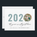Moderner Laubkranz 2020 bleibe Zuhause Feiertagskarte<br><div class="desc">Modernes,  minimales Blatt Kranz Frohe Weihnachten 2020 das Jahr bleibe wir Zuhause Script Weihnachtskarte. Handgemalte Eukalyptus,  minimales Laub und modernes rustikales Rattanfeuer verleihen dieser Ferienkarte ein luxuriöses Ambiente. In klassischen Grüntönen,  Braun und Grau.</div>