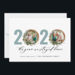 Moderner Laubkranz 2020 bleibe Zuhause Feiertagskarte<br><div class="desc">Modernes,  minimales Blatt Kranz Frohe Weihnachten 2020 das Jahr bleibe wir Zuhause Script Weihnachtskarte. Handgemalte Eukalyptus,  minimales Laub und modernes rustikales Rattanfeuer verleihen dieser Ferienkarte ein luxuriöses Ambiente. In klassischen Grüntönen,  Braun und Grau.</div>