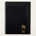 Moderner Leder-Look Schwarz und Gold Mit Monogramm Planer<br><div class="desc">Leder sehen mit Monogramm Planer aus - undatiert und bereit, zu jeder Jahreszeit mit dem Einsatz zu beginnen (d.h. neues Jahr, Geschäftsjahr, akademisches Jahr, neues Unternehmen oder Projekt etc). Dieses einfache, moderne personalisierte Design hat einen schwarzen Lederhintergrund mit goldener Farbtypografie und die Vorlage ist bereit für Sie mit Ihren Initialen,...</div>