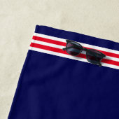 Moderner Leuchtturm auf dem Navy Blue Strandtuch (Beispiel)