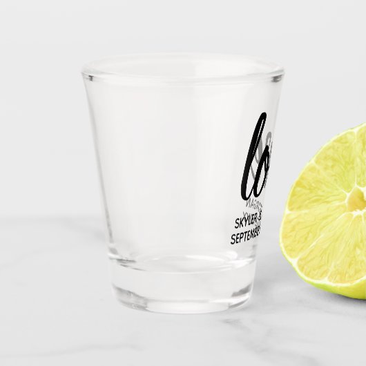 Moderner Liebe-Skriptchic-personalisierte Hochzeit Schnapsglas (Links)
