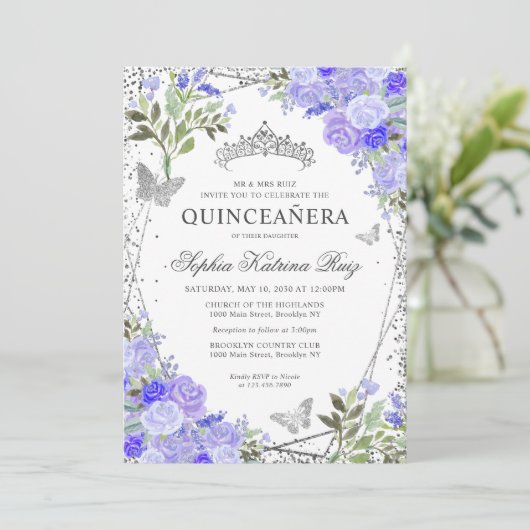 Moderner Lila Blumenglam Silver Tiara Quinceañera Einladung (Stehend Vorderseite)