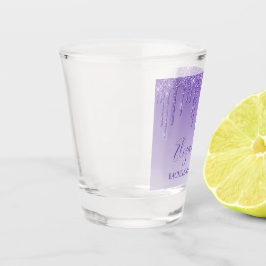 Moderner Lila Glitzer Junggeselinnen-Abschied Schnapsglas (Links)